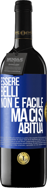 39,95 € Spedizione Gratuita | Vino rosso Edizione RED MBE Riserva Essere belli non è facile, ma ci si abitua Etichetta Blu. Etichetta personalizzabile Riserva 12 Mesi Raccogliere 2015 Tempranillo