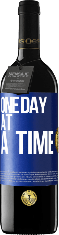 39,95 € Free Shipping | Red Wine RED Edition MBE Reserve One day at a time Blue Label. Customizable label Reserve 12 Months Harvest 2015 Tempranillo