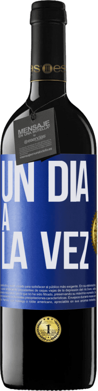 39,95 € Envío gratis | Vino Tinto Edición RED MBE Reserva Un día a la vez Etiqueta Azul. Etiqueta personalizable Reserva 12 Meses Cosecha 2015 Tempranillo