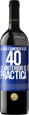 39,95 € Envío gratis | Vino Tinto Edición RED MBE Reserva La vida comienza a los 40. Lo anterior es solamente práctica Etiqueta Azul. Etiqueta personalizable Reserva 12 Meses Cosecha 2015 Tempranillo