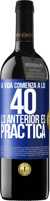 39,95 € Envío gratis | Vino Tinto Edición RED MBE Reserva La vida comienza a los 40. Lo anterior es solamente práctica Etiqueta Azul. Etiqueta personalizable Reserva 12 Meses Cosecha 2016 Tempranillo