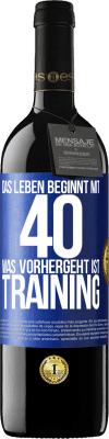 39,95 € Kostenloser Versand | Rotwein RED Ausgabe MBE Reserve Das Leben beginnt mit 40. Was vorhergeht ist Training Blaue Markierung. Anpassbares Etikett Reserve 12 Monate Ernte 2016 Tempranillo