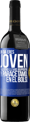 39,95 € Envío gratis | Vino Tinto Edición RED MBE Reserva Un día eres joven y al otro llevas ibuprofeno y paracetamol en el bolso Etiqueta Azul. Etiqueta personalizable Reserva 12 Meses Cosecha 2014 Tempranillo