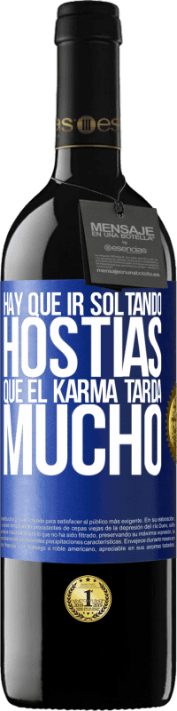 39,95 € Envío gratis | Vino Tinto Edición RED MBE Reserva Hay que ir soltando hostias, que el karma tarda mucho Etiqueta Azul. Etiqueta personalizable Reserva 12 Meses Cosecha 2016 Tempranillo