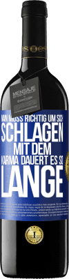 39,95 € Kostenloser Versand | Rotwein RED Ausgabe MBE Reserve Man muss richtig um sich schlagen, mit dem Karma dauert es so lange Blaue Markierung. Anpassbares Etikett Reserve 12 Monate Ernte 2015 Tempranillo