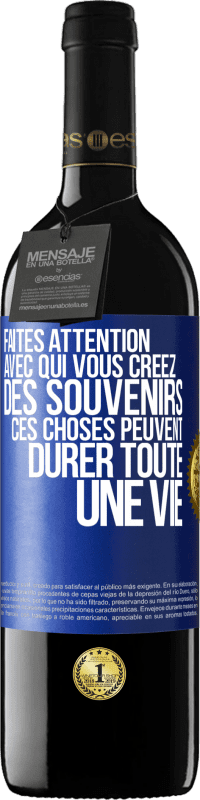 39,95 € Envoi gratuit | Vin rouge Édition RED MBE Réserve Faites attention avec qui vous créez des souvenirs. Ces choses peuvent durer toute une vie Étiquette Bleue. Étiquette personnalisable Réserve 12 Mois Récolte 2015 Tempranillo