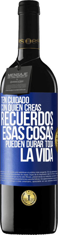 39,95 € Envío gratis | Vino Tinto Edición RED MBE Reserva Ten cuidado con quién creas recuerdos. Esas cosas pueden durar toda la vida Etiqueta Azul. Etiqueta personalizable Reserva 12 Meses Cosecha 2015 Tempranillo