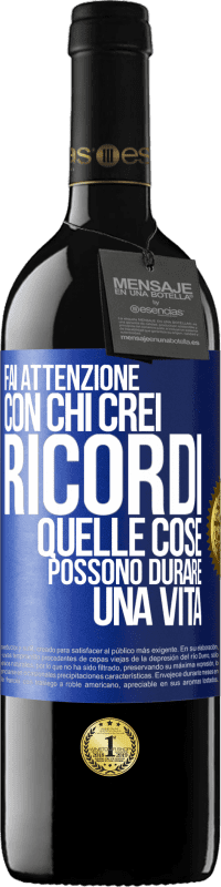 39,95 € Spedizione Gratuita | Vino rosso Edizione RED MBE Riserva Fai attenzione con chi crei ricordi. Quelle cose possono durare una vita Etichetta Blu. Etichetta personalizzabile Riserva 12 Mesi Raccogliere 2014 Tempranillo