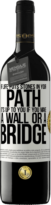 39,95 € 送料無料 | 赤ワイン REDエディション MBE 予約する 人生があなたの道に石を置くなら、壁や橋を作るかどうかはあなた次第です ホワイトラベル. カスタマイズ可能なラベル 予約する 12 月 収穫 2016 Tempranillo