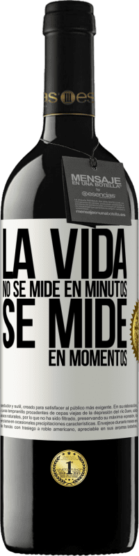 39,95 € Envío gratis | Vino Tinto Edición RED MBE Reserva La vida no se mide en minutos, se mide en momentos Etiqueta Blanca. Etiqueta personalizable Reserva 12 Meses Cosecha 2015 Tempranillo