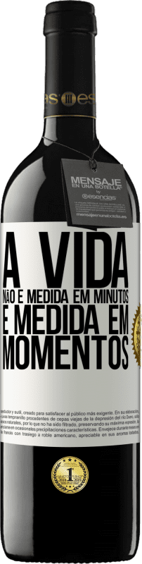 39,95 € Envio grátis | Vinho tinto Edição RED MBE Reserva A vida não é medida em minutos, é medida em momentos Etiqueta Branca. Etiqueta personalizável Reserva 12 Meses Colheita 2015 Tempranillo