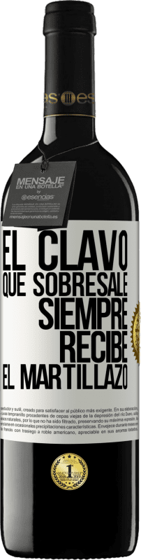 39,95 € Envío gratis | Vino Tinto Edición RED MBE Reserva El clavo que sobresale siempre recibe el martillazo Etiqueta Blanca. Etiqueta personalizable Reserva 12 Meses Cosecha 2015 Tempranillo