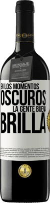 39,95 € Envío gratis | Vino Tinto Edición RED MBE Reserva En los momentos oscuros la gente buena brilla Etiqueta Blanca. Etiqueta personalizable Reserva 12 Meses Cosecha 2014 Tempranillo