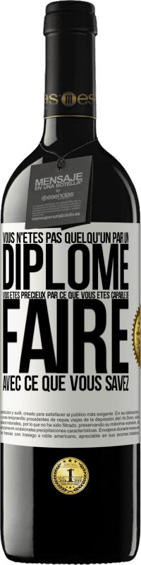 39,95 € Envoi gratuit | Vin rouge Édition RED MBE Réserve Vous n'êtes pas quelqu'un par un diplôme. Vous êtes précieux par ce que vous êtes capable de faire avec ce que vous savez Étiquette Blanche. Étiquette personnalisable Réserve 12 Mois Récolte 2015 Tempranillo