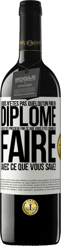 39,95 € Envoi gratuit | Vin rouge Édition RED MBE Réserve Vous n'êtes pas quelqu'un par un diplôme. Vous êtes précieux par ce que vous êtes capable de faire avec ce que vous savez Étiquette Blanche. Étiquette personnalisable Réserve 12 Mois Récolte 2016 Tempranillo