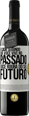 39,95 € Envio grátis | Vinho tinto Edição RED MBE Reserva A cada segundo que você vive no passado, você rouba do seu futuro Etiqueta Branca. Etiqueta personalizável Reserva 12 Meses Colheita 2015 Tempranillo