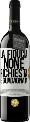 39,95 € Spedizione Gratuita | Vino rosso Edizione RED MBE Riserva La fiducia non è richiesta, è guadagnata Etichetta Bianca. Etichetta personalizzabile Riserva 12 Mesi Raccogliere 2014 Tempranillo