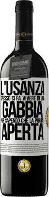 39,95 € Spedizione Gratuita | Vino rosso Edizione RED MBE Riserva L'usanza spesso ci fa vivere in una gabbia pur sapendo che la porta è aperta Etichetta Bianca. Etichetta personalizzabile Riserva 12 Mesi Raccogliere 2016 Tempranillo