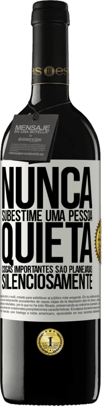 39,95 € Envio grátis | Vinho tinto Edição RED MBE Reserva Nunca subestime uma pessoa quieta, coisas importantes são planejadas silenciosamente Etiqueta Branca. Etiqueta personalizável Reserva 12 Meses Colheita 2015 Tempranillo