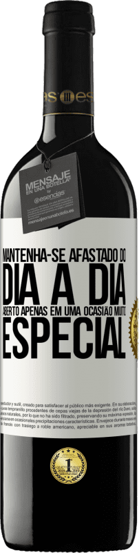 39,95 € Envio grátis | Vinho tinto Edição RED MBE Reserva Mantenha-se afastado do dia a dia. Aberto apenas em uma ocasião muito especial Etiqueta Branca. Etiqueta personalizável Reserva 12 Meses Colheita 2015 Tempranillo