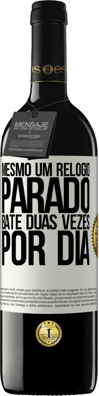 39,95 € Envio grátis | Vinho tinto Edição RED MBE Reserva Mesmo um relógio parado bate duas vezes por dia Etiqueta Branca. Etiqueta personalizável Reserva 12 Meses Colheita 2015 Tempranillo