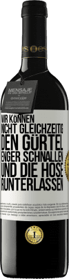 39,95 € Kostenloser Versand | Rotwein RED Ausgabe MBE Reserve Wir können nicht gleichzeitig den Gürtel enger schnallen und die Hose runterlassen Weißes Etikett. Anpassbares Etikett Reserve 12 Monate Ernte 2014 Tempranillo