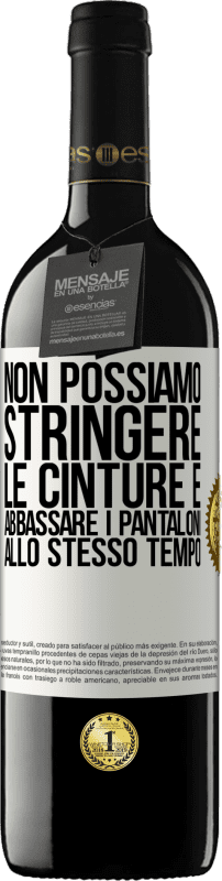 39,95 € Spedizione Gratuita | Vino rosso Edizione RED MBE Riserva Non possiamo stringere le cinture e abbassare i pantaloni allo stesso tempo Etichetta Bianca. Etichetta personalizzabile Riserva 12 Mesi Raccogliere 2015 Tempranillo