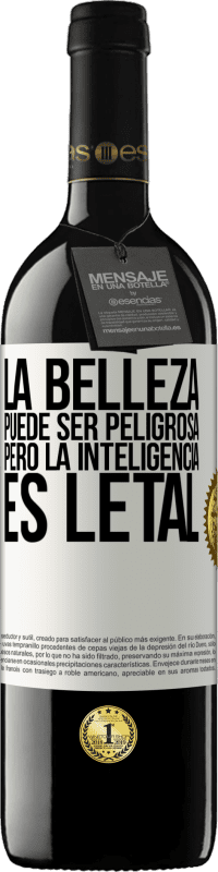 39,95 € Envío gratis | Vino Tinto Edición RED MBE Reserva La belleza puede ser peligrosa, pero la inteligencia es letal Etiqueta Blanca. Etiqueta personalizable Reserva 12 Meses Cosecha 2015 Tempranillo