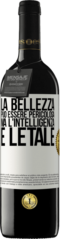 39,95 € Spedizione Gratuita | Vino rosso Edizione RED MBE Riserva La bellezza può essere pericolosa, ma l'intelligenza è letale Etichetta Bianca. Etichetta personalizzabile Riserva 12 Mesi Raccogliere 2015 Tempranillo