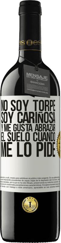39,95 € Envío gratis | Vino Tinto Edición RED MBE Reserva No soy torpe, soy cariñosa, y me gusta abrazar el suelo cuando me lo pide Etiqueta Blanca. Etiqueta personalizable Reserva 12 Meses Cosecha 2016 Tempranillo