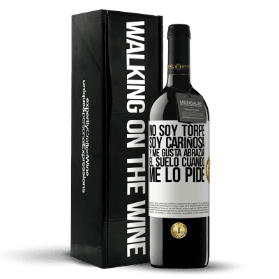 «No soy torpe, soy cariñosa, y me gusta abrazar el suelo cuando me lo pide» Edición RED MBE Reserva