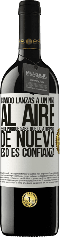 39,95 € Envío gratis | Vino Tinto Edición RED MBE Reserva Cuando lanzas a un niño al aire, se ríe porque sabe que lo atraparás de nuevo. ESO ES CONFIANZA Etiqueta Blanca. Etiqueta personalizable Reserva 12 Meses Cosecha 2015 Tempranillo