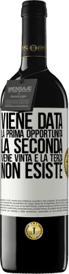 39,95 € Spedizione Gratuita | Vino rosso Edizione RED MBE Riserva Viene data la prima opportunità, la seconda viene vinta e la terza non esiste Etichetta Bianca. Etichetta personalizzabile Riserva 12 Mesi Raccogliere 2014 Tempranillo