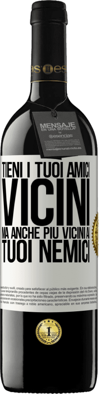 39,95 € Spedizione Gratuita | Vino rosso Edizione RED MBE Riserva Tieni i tuoi amici vicini, ma anche più vicini ai tuoi nemici Etichetta Bianca. Etichetta personalizzabile Riserva 12 Mesi Raccogliere 2016 Tempranillo