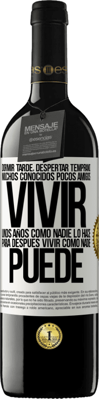 39,95 € Envío gratis | Vino Tinto Edición RED MBE Reserva Dormir tarde, despertar temprano. Muchos conocidos, pocos amigos. Vivir unos años como nadie lo hace, para después vivir Etiqueta Blanca. Etiqueta personalizable Reserva 12 Meses Cosecha 2015 Tempranillo