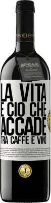 39,95 € Spedizione Gratuita | Vino rosso Edizione RED MBE Riserva La vita è ciò che accade tra caffè e vino Etichetta Bianca. Etichetta personalizzabile Riserva 12 Mesi Raccogliere 2016 Tempranillo