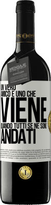 39,95 € Spedizione Gratuita | Vino rosso Edizione RED MBE Riserva Un vero amico è uno che viene quando tutti se ne sono andati Etichetta Bianca. Etichetta personalizzabile Riserva 12 Mesi Raccogliere 2014 Tempranillo