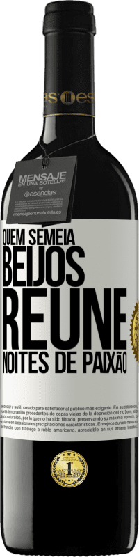 39,95 € Envio grátis | Vinho tinto Edição RED MBE Reserva Quem semeia beijos, reúne noites de paixão Etiqueta Branca. Etiqueta personalizável Reserva 12 Meses Colheita 2015 Tempranillo