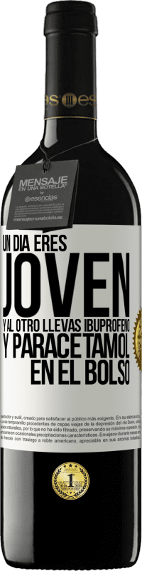 39,95 € Envío gratis | Vino Tinto Edición RED MBE Reserva Un día eres joven y al otro llevas ibuprofeno y paracetamol en el bolso Etiqueta Blanca. Etiqueta personalizable Reserva 12 Meses Cosecha 2015 Tempranillo