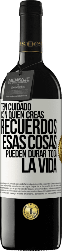 39,95 € Envío gratis | Vino Tinto Edición RED MBE Reserva Ten cuidado con quién creas recuerdos. Esas cosas pueden durar toda la vida Etiqueta Blanca. Etiqueta personalizable Reserva 12 Meses Cosecha 2014 Tempranillo