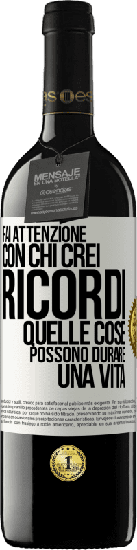 39,95 € Spedizione Gratuita | Vino rosso Edizione RED MBE Riserva Fai attenzione con chi crei ricordi. Quelle cose possono durare una vita Etichetta Bianca. Etichetta personalizzabile Riserva 12 Mesi Raccogliere 2015 Tempranillo