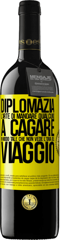 39,95 € Spedizione Gratuita | Vino rosso Edizione RED MBE Riserva Diplomazia. L'arte di mandare qualcuno a cagare in modo tale che non vede l'ora del viaggio Etichetta Gialla. Etichetta personalizzabile Riserva 12 Mesi Raccogliere 2015 Tempranillo