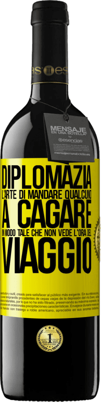 39,95 € Spedizione Gratuita | Vino rosso Edizione RED MBE Riserva Diplomazia. L'arte di mandare qualcuno a cagare in modo tale che non vede l'ora del viaggio Etichetta Gialla. Etichetta personalizzabile Riserva 12 Mesi Raccogliere 2016 Tempranillo