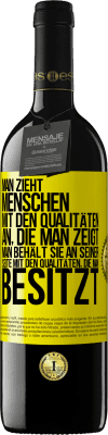 39,95 € Kostenloser Versand | Rotwein RED Ausgabe MBE Reserve Man zieht Menschen mit den Qualitäten an, die man zeigt. Man behält sie an seiner Seite mit den Qualitäten, die man besitzt Gelbes Etikett. Anpassbares Etikett Reserve 12 Monate Ernte 2014 Tempranillo