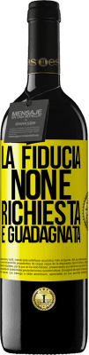 39,95 € Spedizione Gratuita | Vino rosso Edizione RED MBE Riserva La fiducia non è richiesta, è guadagnata Etichetta Gialla. Etichetta personalizzabile Riserva 12 Mesi Raccogliere 2016 Tempranillo