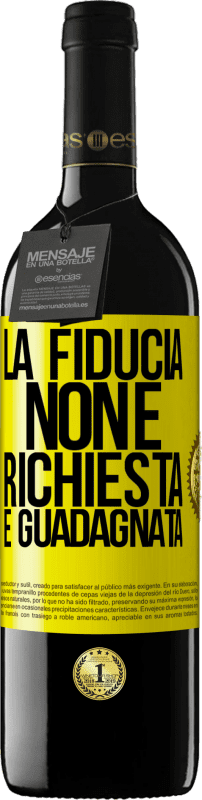 39,95 € Spedizione Gratuita | Vino rosso Edizione RED MBE Riserva La fiducia non è richiesta, è guadagnata Etichetta Gialla. Etichetta personalizzabile Riserva 12 Mesi Raccogliere 2015 Tempranillo