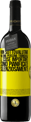 39,95 € Spedizione Gratuita | Vino rosso Edizione RED MBE Riserva Non sottovalutare mai una persona tranquilla, le cose importanti sono pianificate silenziosamente Etichetta Gialla. Etichetta personalizzabile Riserva 12 Mesi Raccogliere 2015 Tempranillo