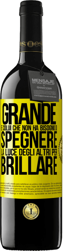 39,95 € Spedizione Gratuita | Vino rosso Edizione RED MBE Riserva Grande è colui che non ha bisogno di spegnere la luce degli altri per brillare Etichetta Gialla. Etichetta personalizzabile Riserva 12 Mesi Raccogliere 2015 Tempranillo