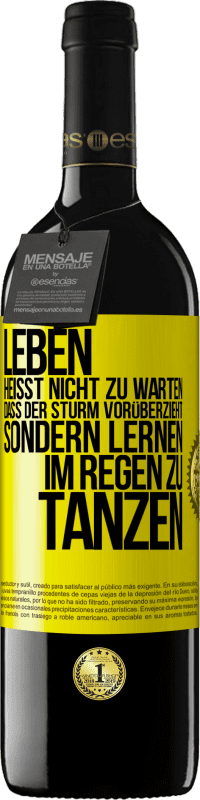 39,95 € Kostenloser Versand | Rotwein RED Ausgabe MBE Reserve Leben heißt nicht zu warten, dass der Sturm vorüberzieht, sondern lernen, im Regen zu tanzen Gelbes Etikett. Anpassbares Etikett Reserve 12 Monate Ernte 2015 Tempranillo