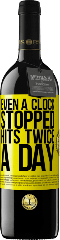 39,95 € Бесплатная доставка | Красное вино Издание RED MBE Бронировать Даже часы перестали бить два раза в день Желтая этикетка. Настраиваемая этикетка Бронировать 12 Месяцы Урожай 2016 Tempranillo